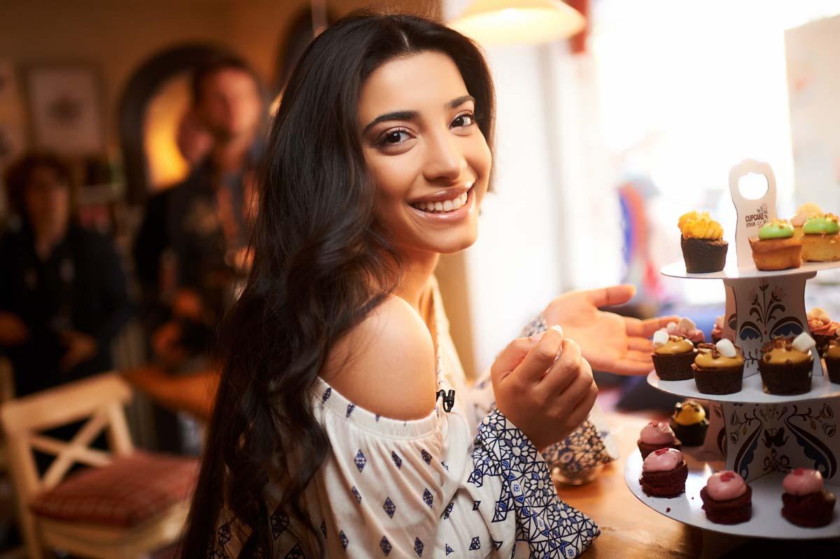 Сямра Рагимли в кондитерской с представителем Франции на "Евровидении-2016"