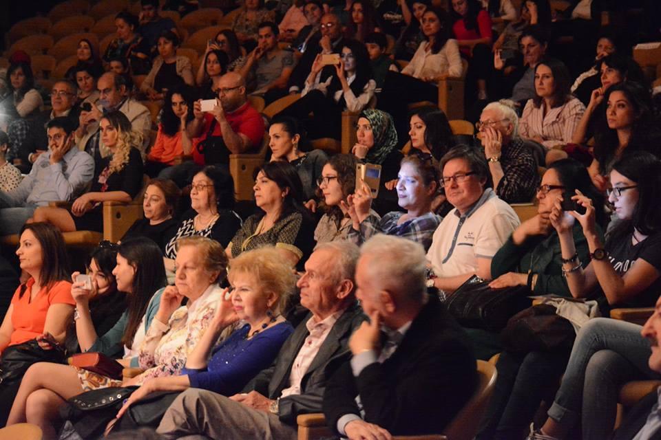 Кантри-музыка в рамках фестиваля "Дни Америки" на сцене Международного Центра Мугама