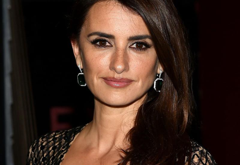 51-летняя Пенелопа Крус снялась в юбке с перьями для глянца