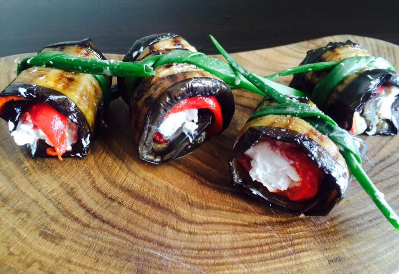 Рулетики из баклажанов с перцем, сливочным сыром и орехами