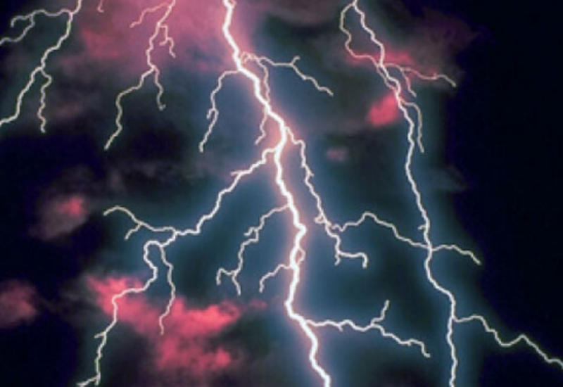 İldırım telefonla danışan qadını öldürdü