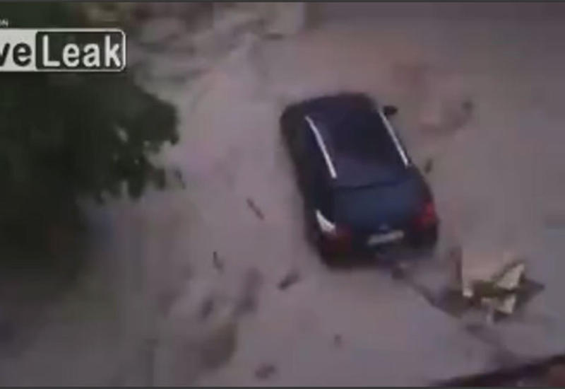 Наводнение в Германии: потоки воды смывают с улиц автомобили
