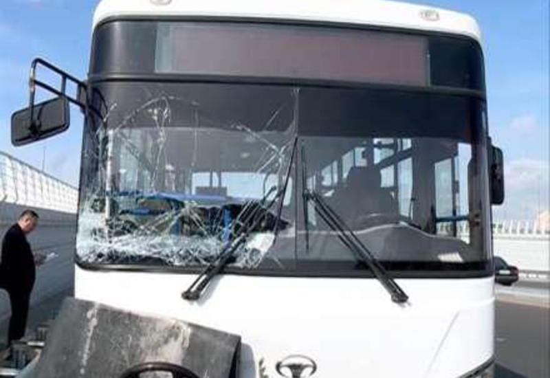 Bakıda sərnişin avtobusu qəzaya uğradı,