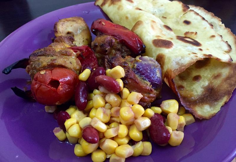 Куриные бедра на вертеле с овощами