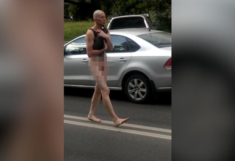 В Москве голый мужик прогулялся по улице в обнимку с котом