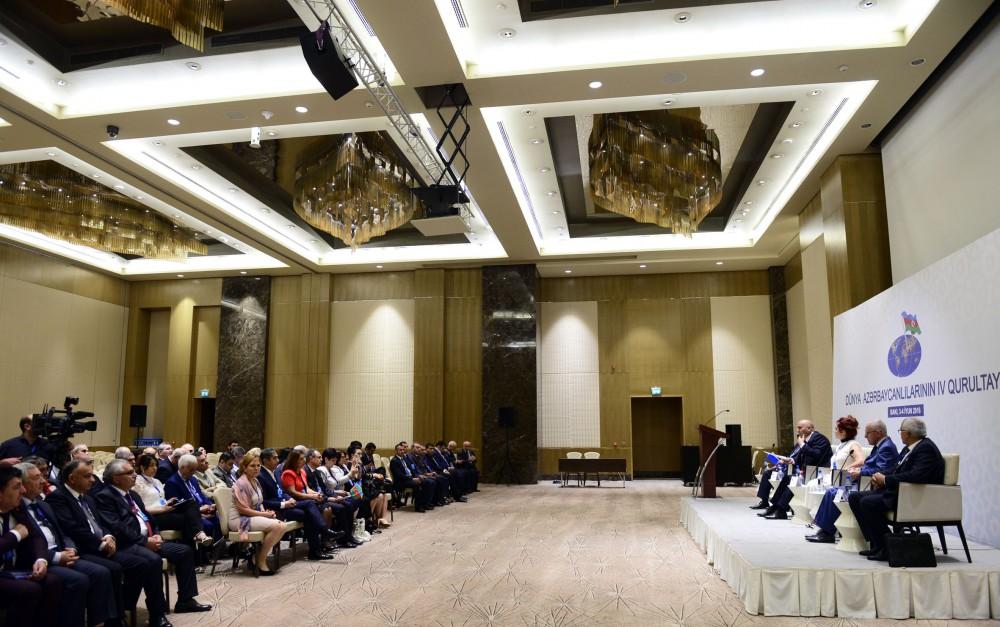 IV Съезд азербайджанцев мира продолжает работу в панельных заседаниях