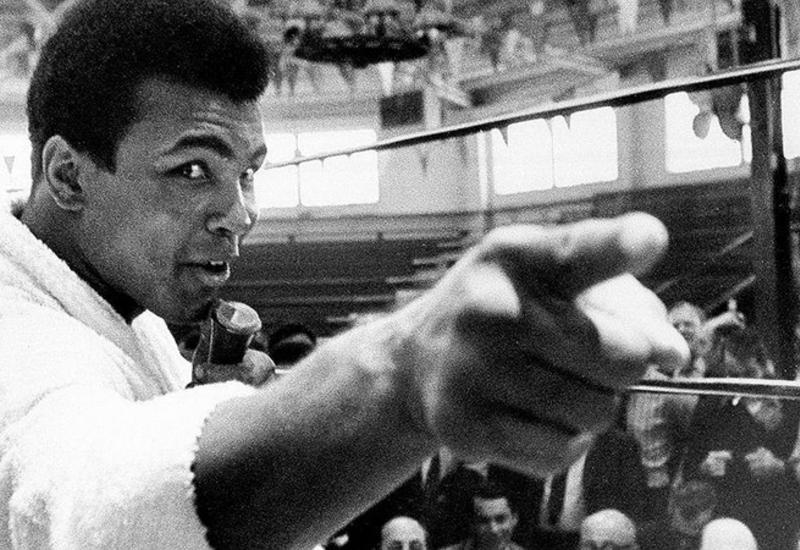 "Порхай как бабочка, жаль как пчела". История жизни Мохаммеда Али в фотографиях