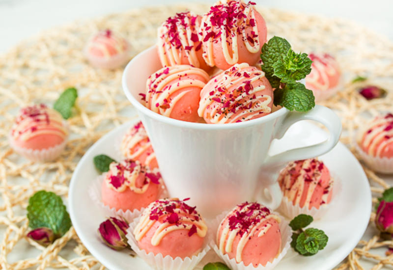 Розовые трюфели из белого шоколада