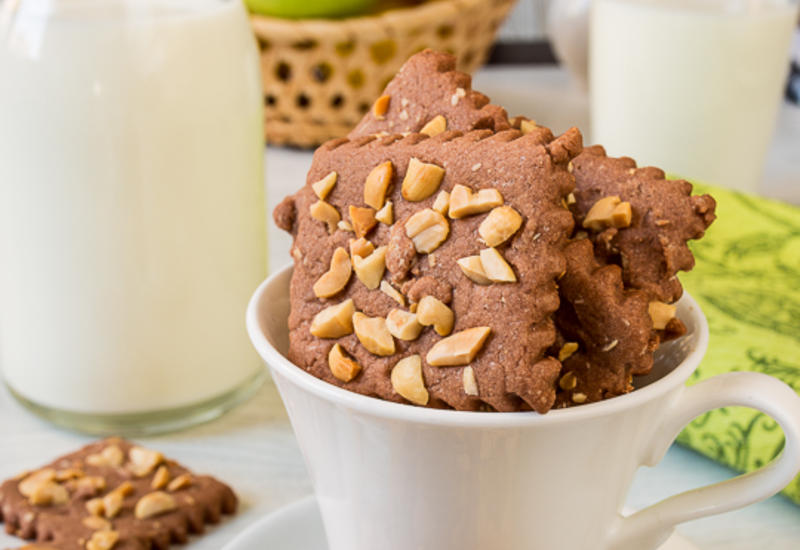 Шоколадное песочное печенье с арахисом