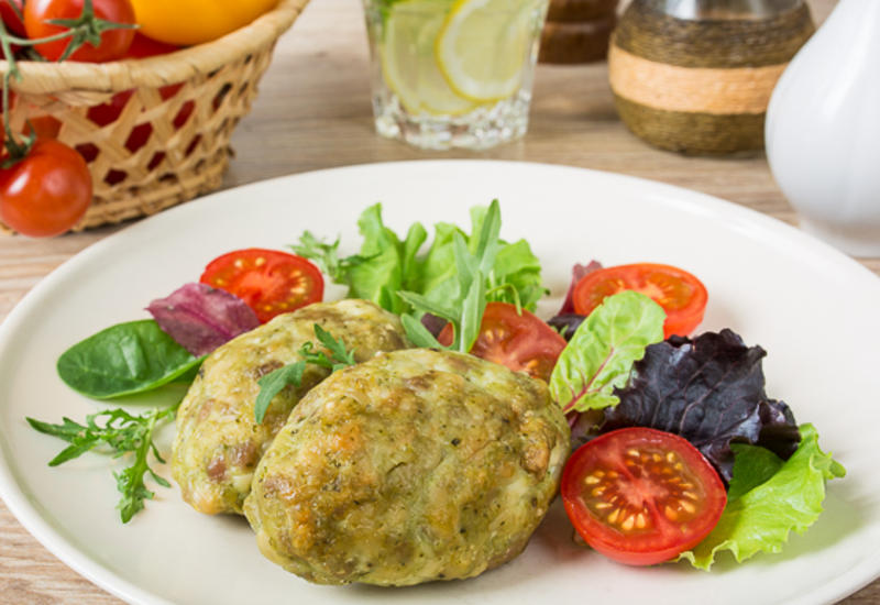 Запеченные куриные котлеты с песто