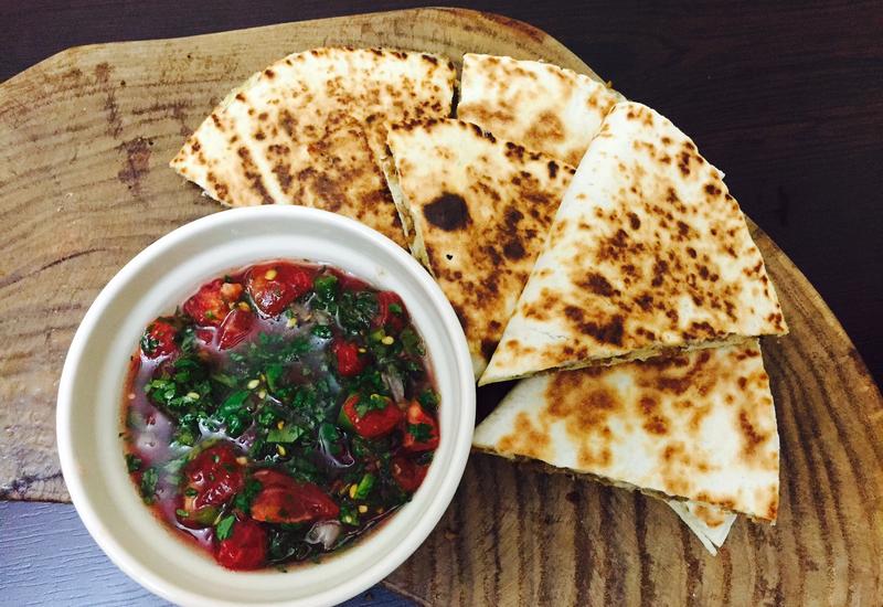 Кесадилья с начинкой из мяса и сыра и соусом сальса