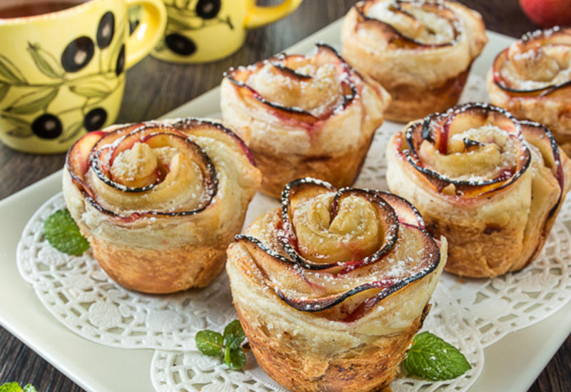 “Яблочные розы” в слоеном тесте