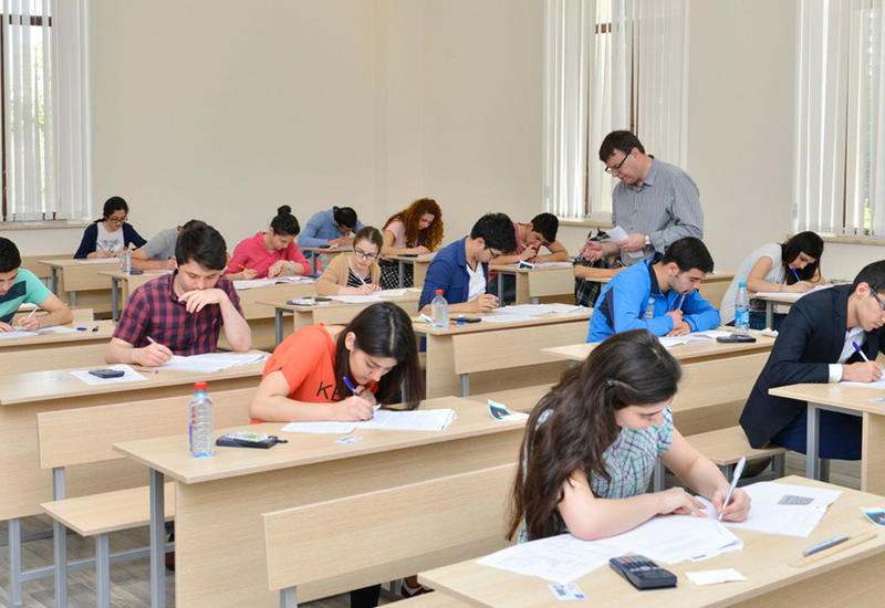 Десятки тысяч абитуриентов подали документы в вузы