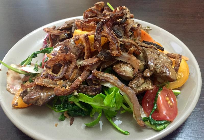 Салат с куриной печенью, рукколой