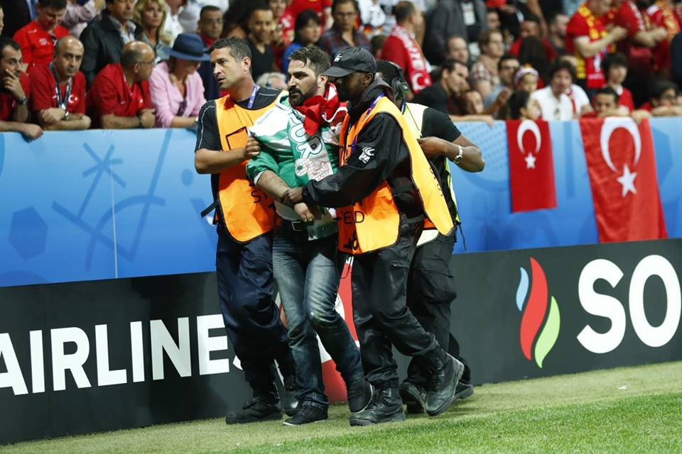 Türkiyәli azarkeş stadiona girib Fatih Terimә söydü