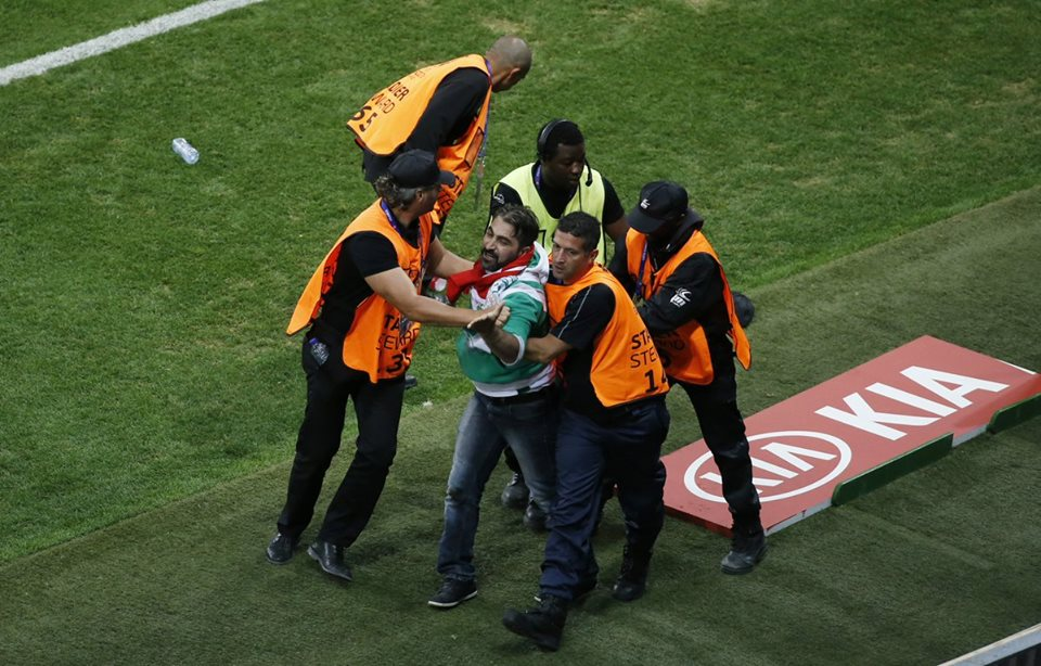 Türkiyәli azarkeş stadiona girib Fatih Terimә söydü
