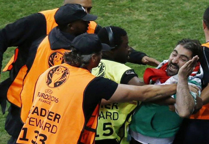 Türkiyәli azarkeş stadiona girib Fatih Terimә söydü