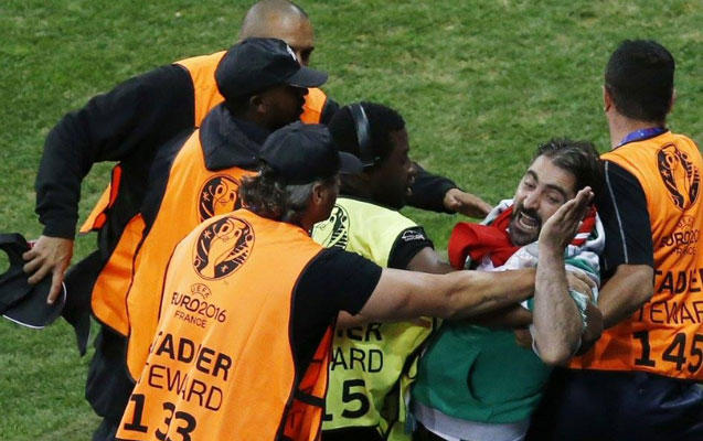 Türkiyәli azarkeş stadiona girib Fatih Terimә söydü