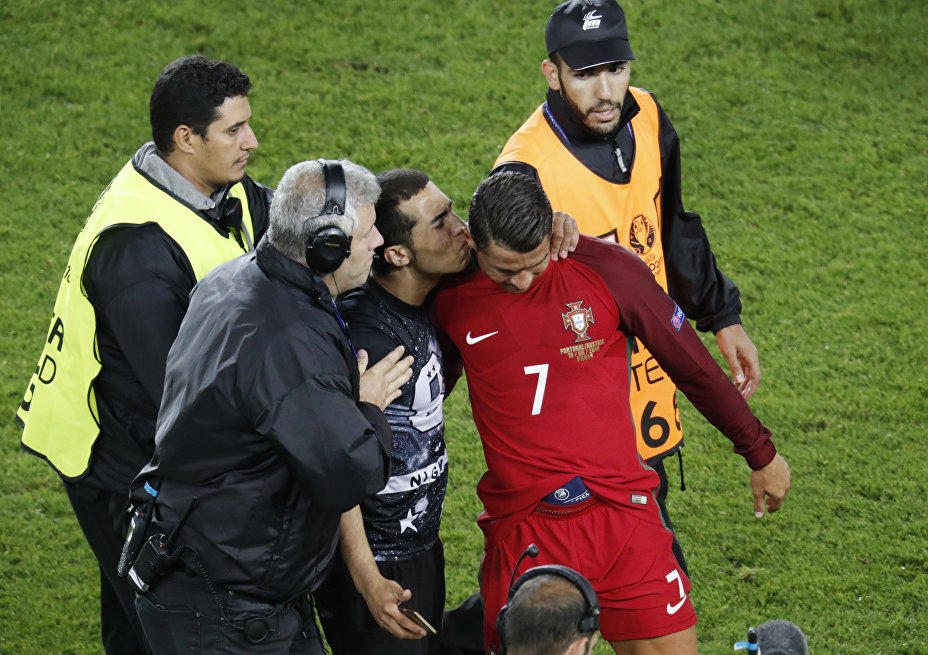 Роналду сделал селфи с фанатом, выбежавшим на поле