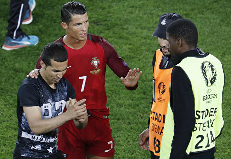 Роналду сделал селфи с фанатом, выбежавшим на поле