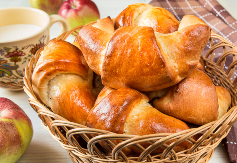 Сдобные рогалики с яблоками
