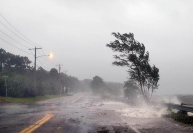 Фанат группы Slayer с флагом в руках вышел навстречу урагану "Мэттью"