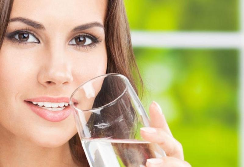 Hər 1 saatdan bir 1 stəkan su için