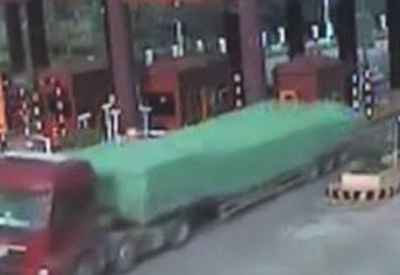 Qorxulu anlar: Yük maşını öz-özünə hərəkətə gəldi