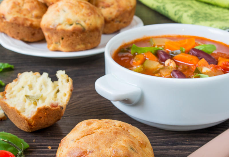 Несладкие маффины с оливками и беконом