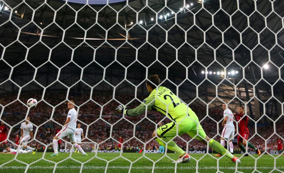 Португалия вышла в полуфинал Евро-2016