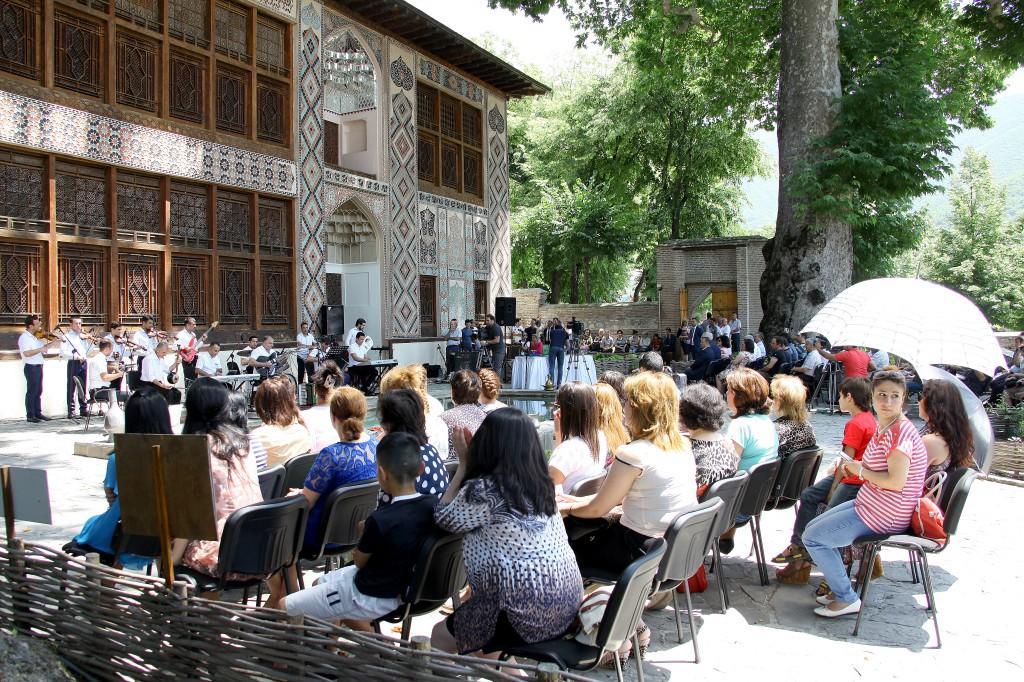 В рамках фестиваля «Шелковый путь» в Шеки выступил ансамбль «Зирвя»