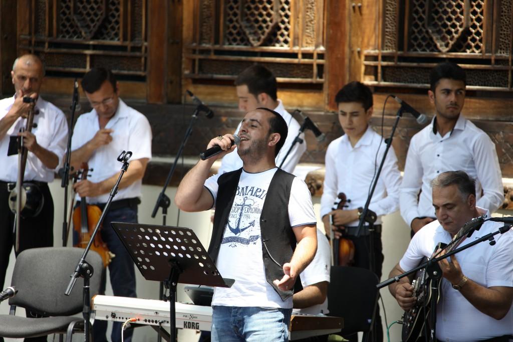 В рамках фестиваля «Шелковый путь» в Шеки выступил ансамбль «Зирвя»