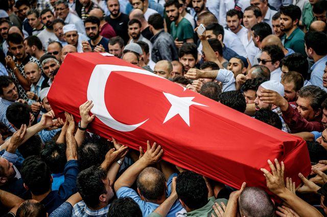 В Турции похоронили жертв страшного теракта