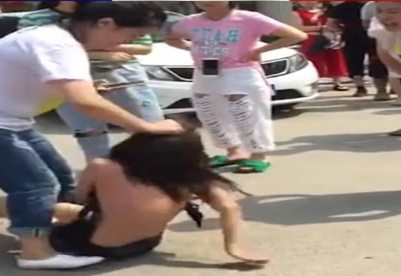 Обманутая жена прилюдно раздела любовницу мужа, а затем повалила ее и начала топтать ногами