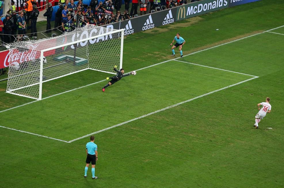 Португалия вышла в полуфинал Евро-2016