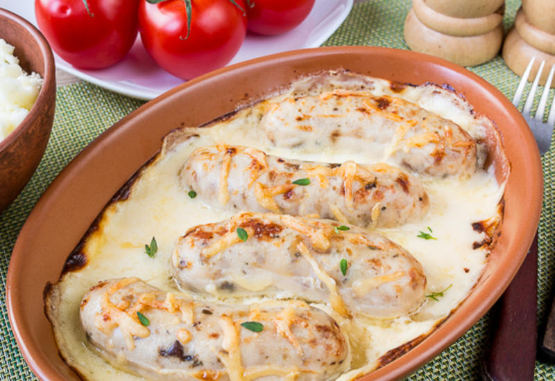 Куриные колбаски, запеченные в белом соусе