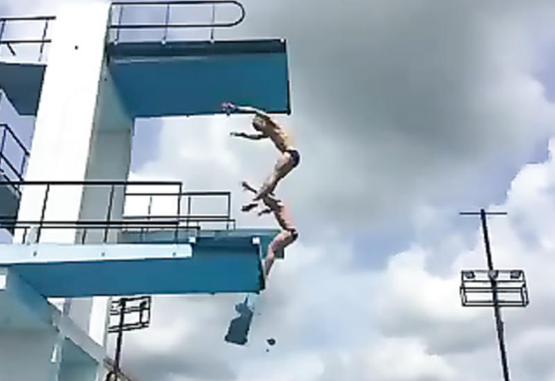 Во время прыжка в воду под российским прыгуном рухнула вышка