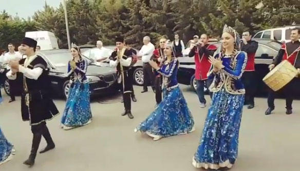 Российских звезд встретили в Баку азербайджанскими танцами