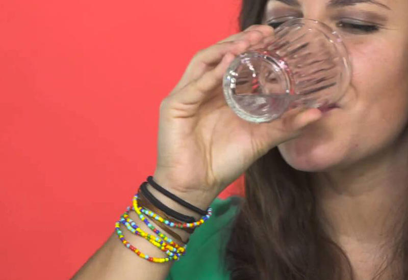 Иностранцы впервые пробуют русский самогон