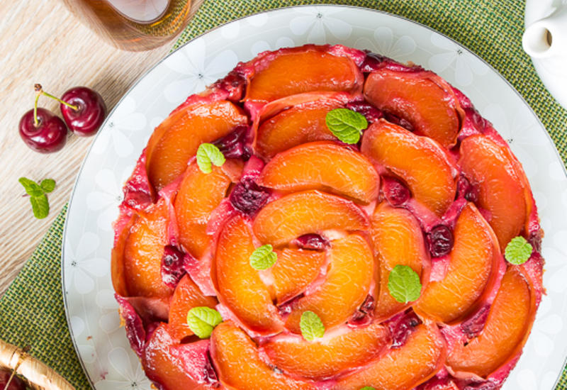 Бисквитный пирог с персиками и вишней