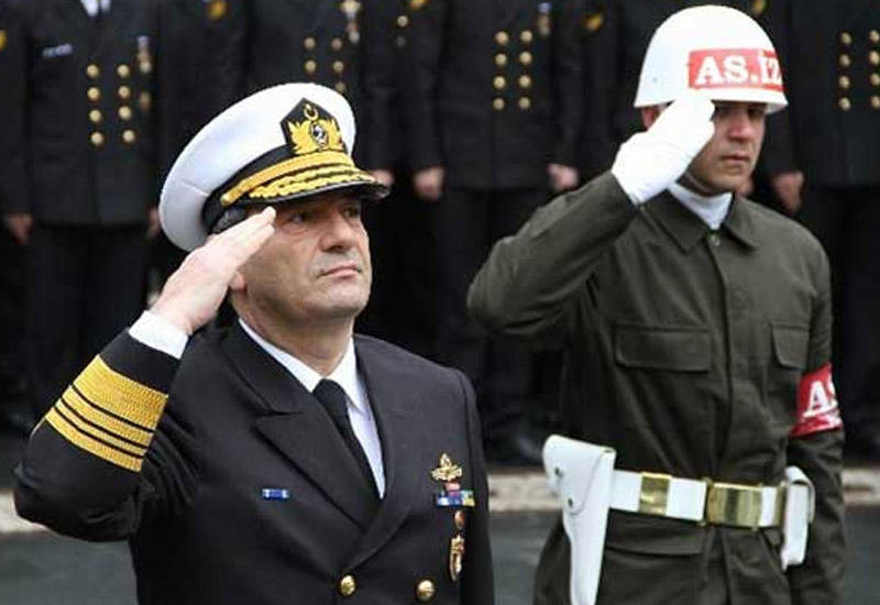 Girov götürülən donanma komandanı azad edildi
