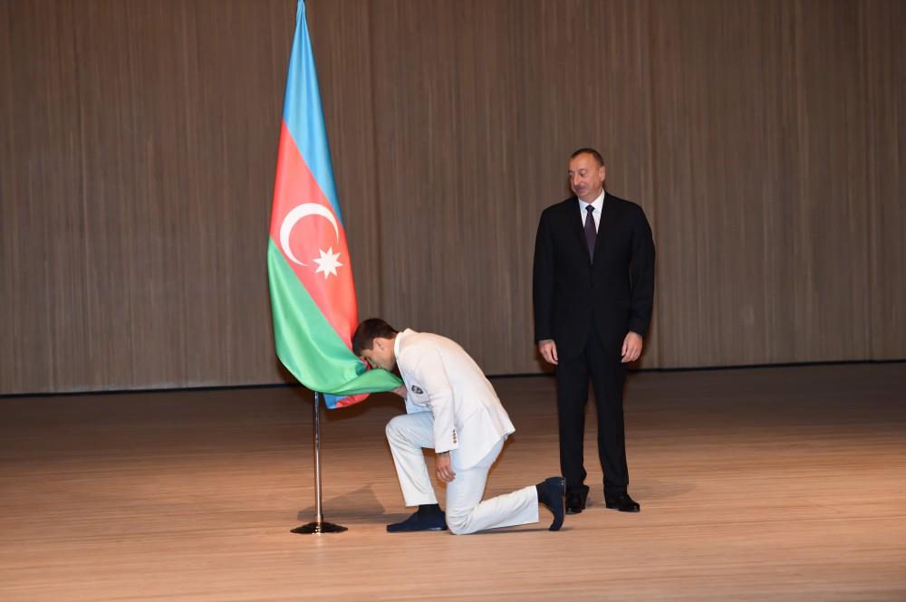 Президент Ильхам Алиев принял участие в проводах азербайджанской делегации на Олимпиаду в Рио-де-Жанейро