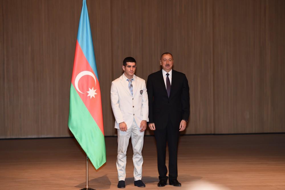 Президент Ильхам Алиев принял участие в проводах азербайджанской делегации на Олимпиаду в Рио-де-Жанейро