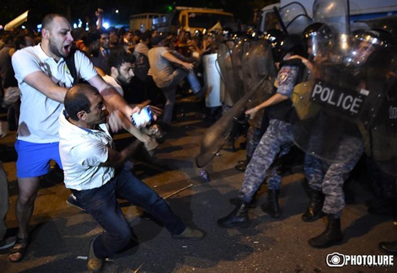 Жесткий разгон митингующих в Ереване: десятки раненых