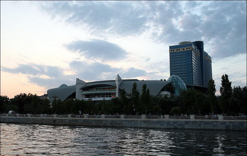 Иностранные туристы в восхищении от великолепия Бакинской бухты