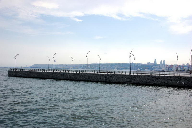 Иностранные туристы в восхищении от великолепия Бакинской бухты