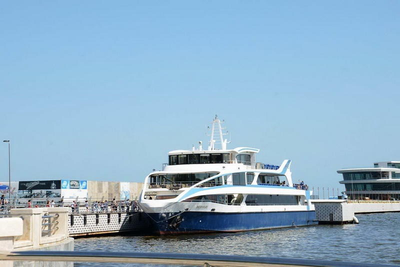 Иностранные туристы в восхищении от великолепия Бакинской бухты