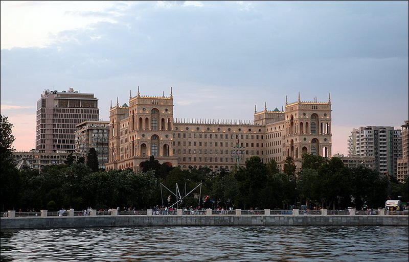 Иностранные туристы в восхищении от великолепия Бакинской бухты