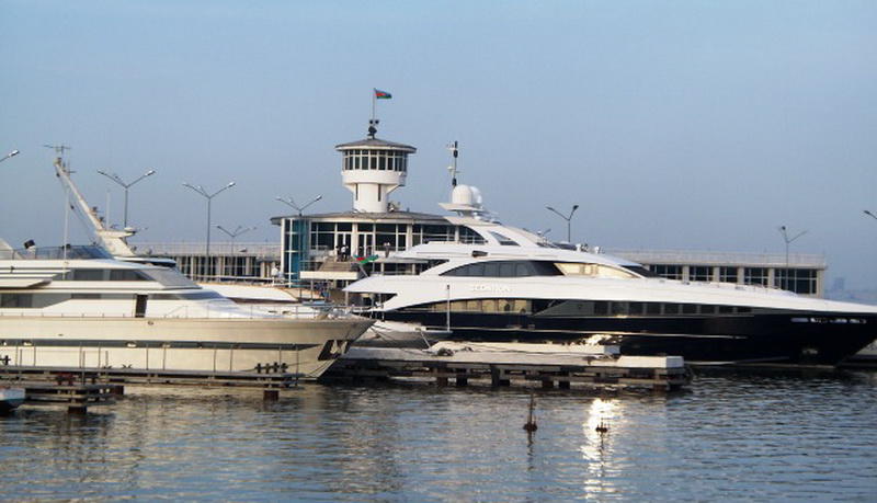 Иностранные туристы в восхищении от великолепия Бакинской бухты