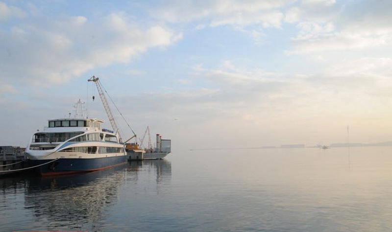 Иностранные туристы в восхищении от великолепия Бакинской бухты